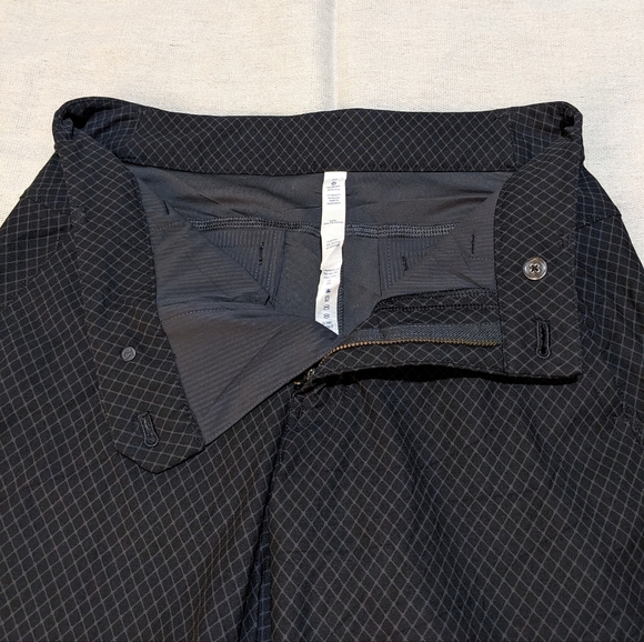 Printed Lululemon Shorts men's 30 - Picture 4 of 10